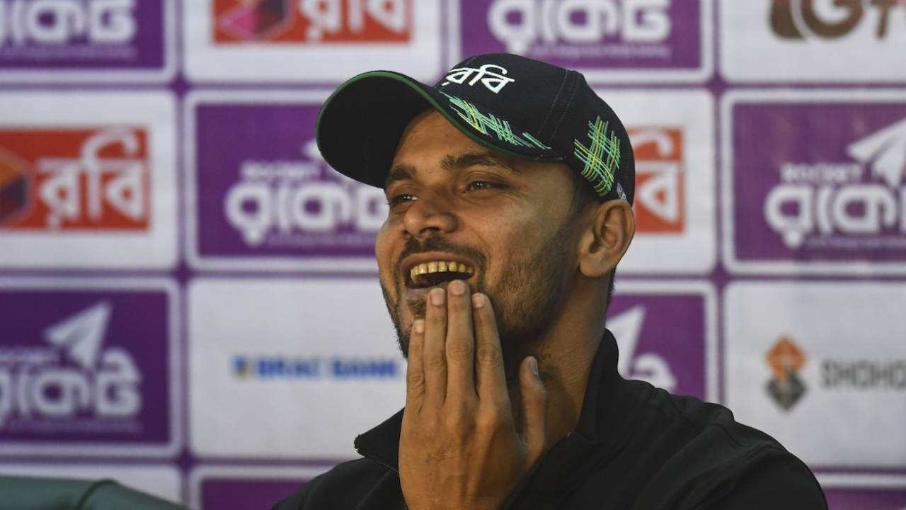 Mashrafe Mortaza finds a reason to smile in a press interaction, Dhaka, January 14, 2018