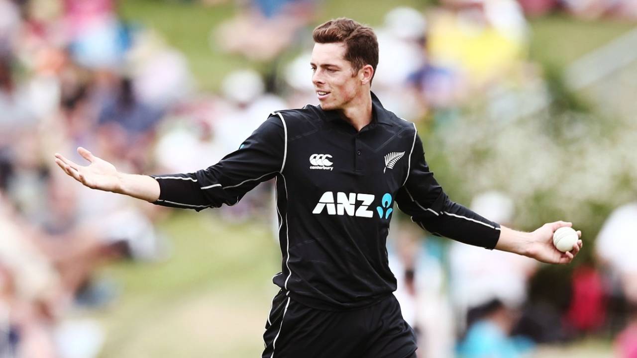 Mitchell Santner continued to impress with his fingerspin, New Zealand v Pakistan, 4th ODI, Hamilton, January 16, 2018