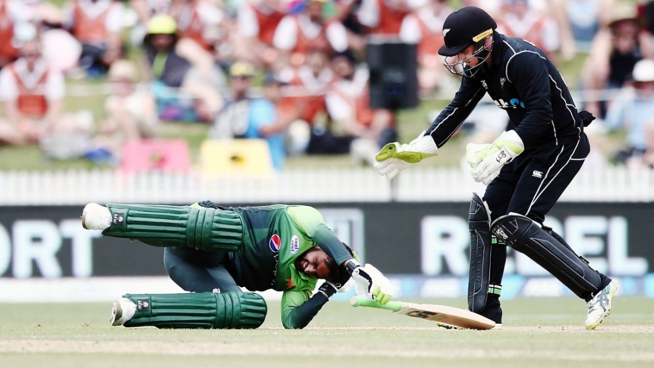 A helmet-less Shoaib Malik was hit in the back of the head by a Colin Munro throw, New Zealand v Pakistan, 4th ODI, Hamilton, January 16, 2018