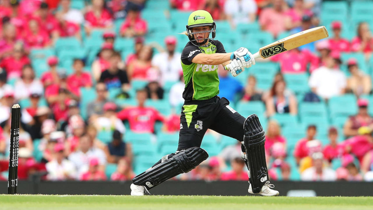 Naomi Stalenberg cuts the ball during her 48, Sydney Sixers v Sydney Thunder, WBBL 2017-18, Sydney, January 13, 2018