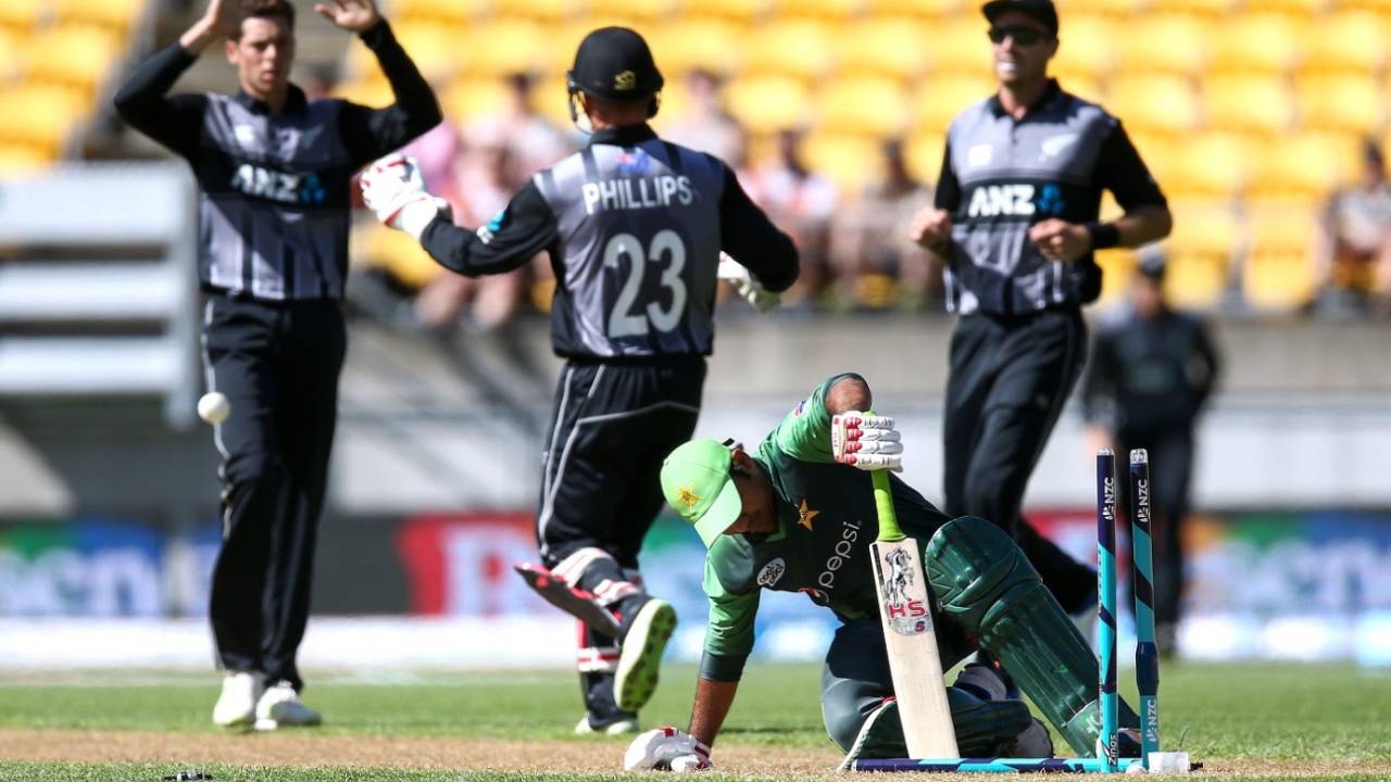 Sarfraz Ahmed was stumped in spectacular fashion, New Zealand v Pakistan, 1st T20I, Wellington, January 22, 2018