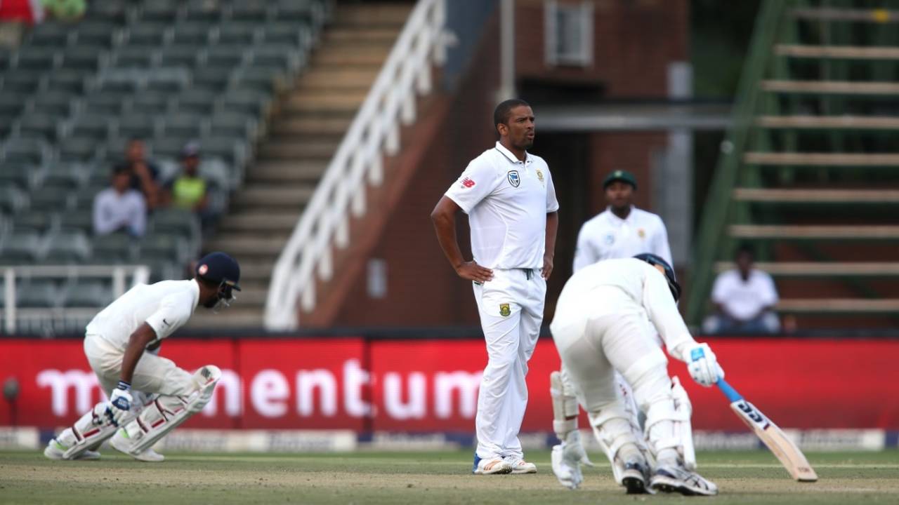 Vernon Philander looks on as Murali Vijay and KL Rahul run between the wickets, South Africa v India, 3rd Test, Johannesburg, 2nd day, January 25, 2018
