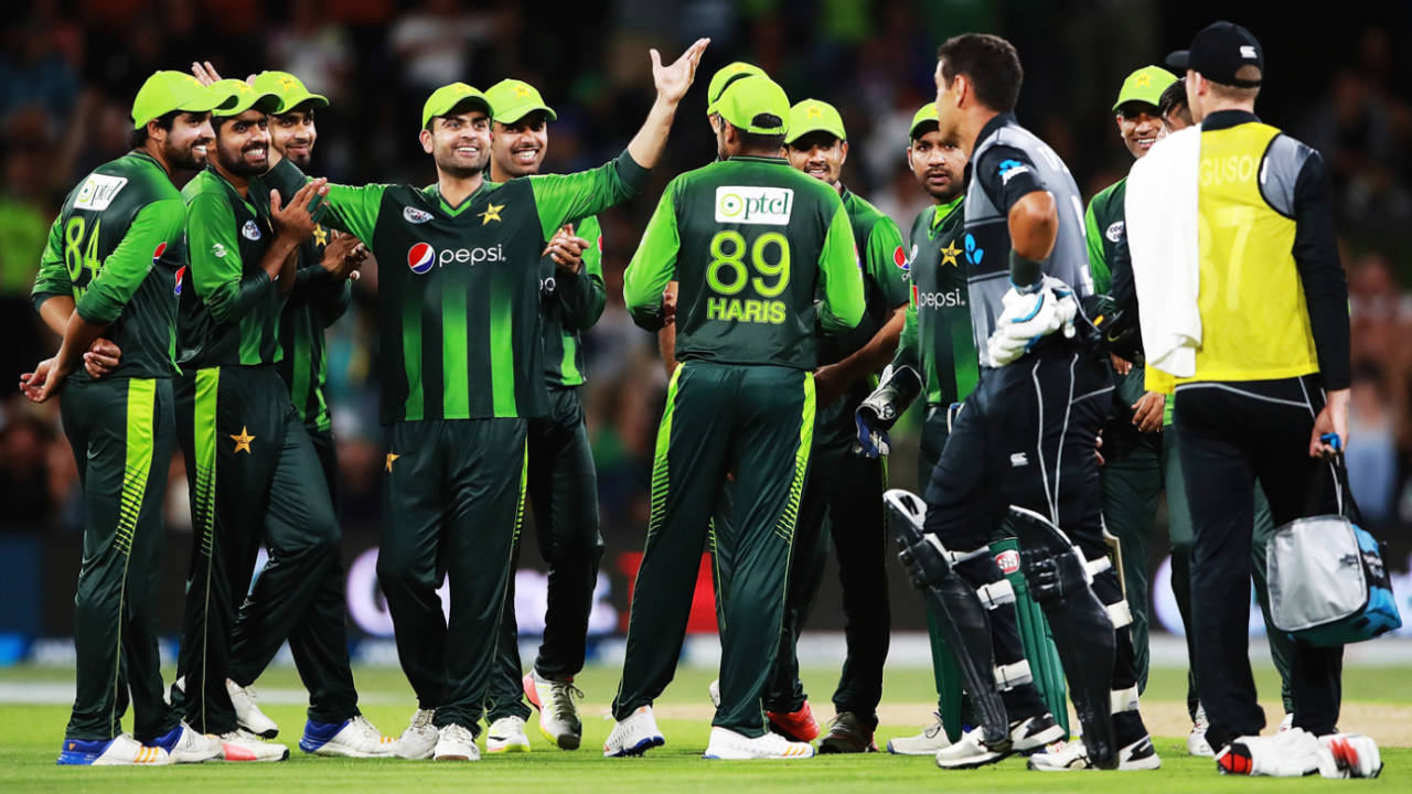 The Pakistan players celebrate the wicket of Ross Taylor following the review&nbsp;&nbsp;&bull;&nbsp;&nbsp;Getty Images