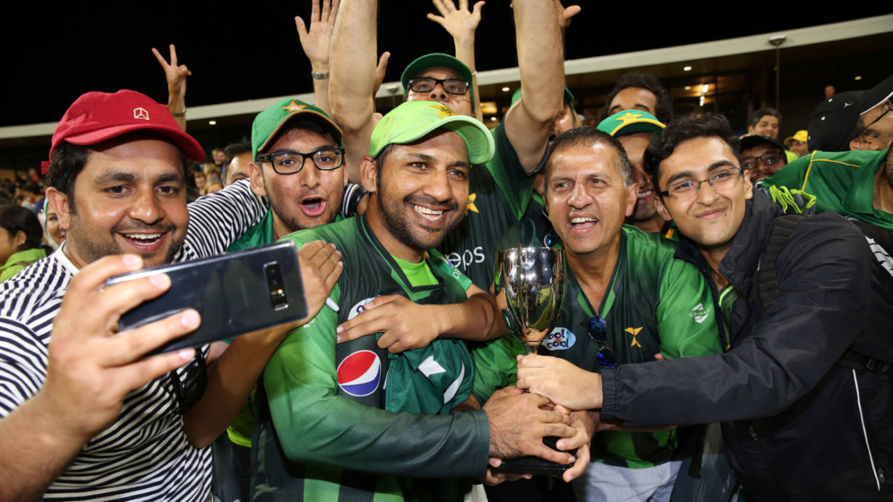 Sarfraz Ahmed takes a picture with his fans, Pakistan v New Zealand, 3rd T20I, Mount Maunganui, January 28, 2018