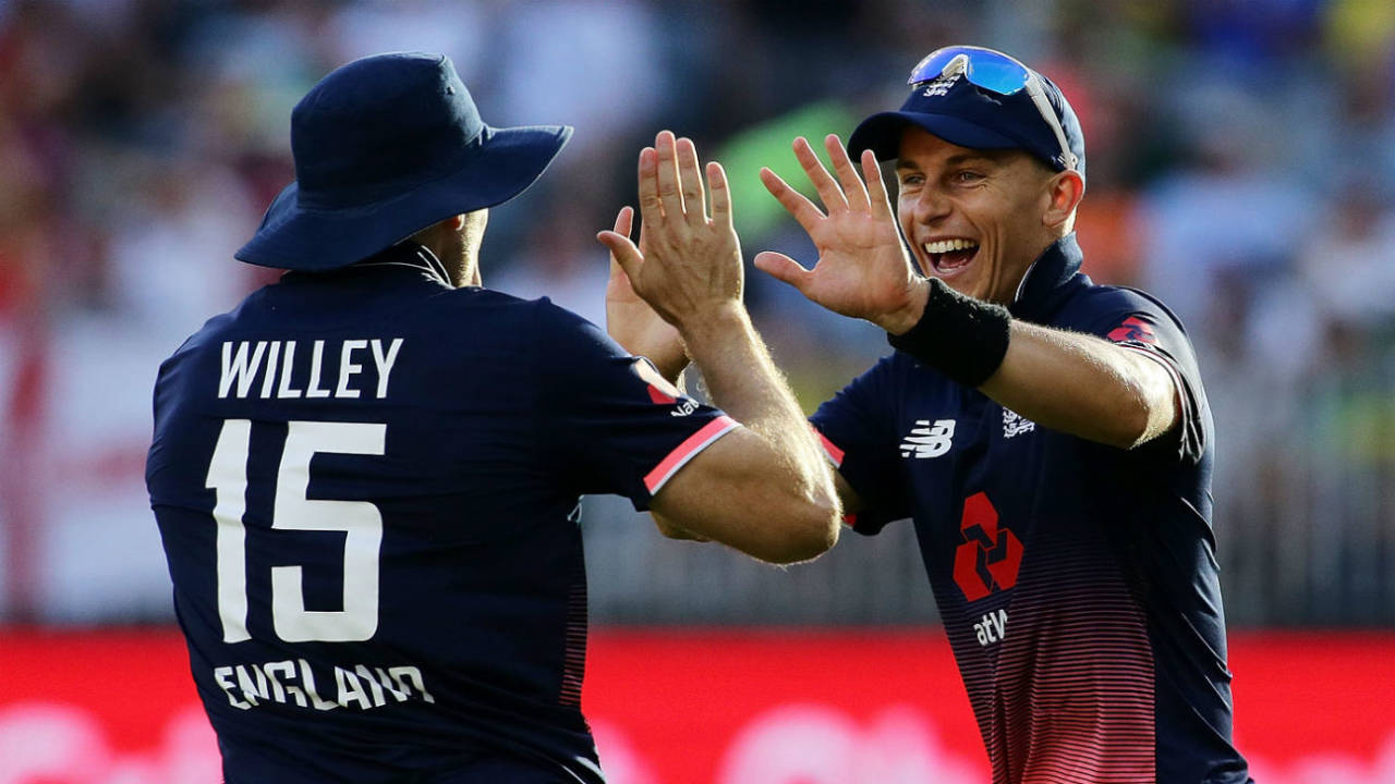 Tom Curran and David Willey celebrate the wicket of Marcus Stoinis
, Australia v England, 5th ODI, Perth, January 28, 2018