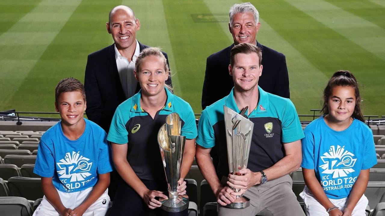 Meg Lanning and Steven Smith pose with the World T20 trophies&nbsp;&nbsp;&bull;&nbsp;&nbsp;Getty Images
