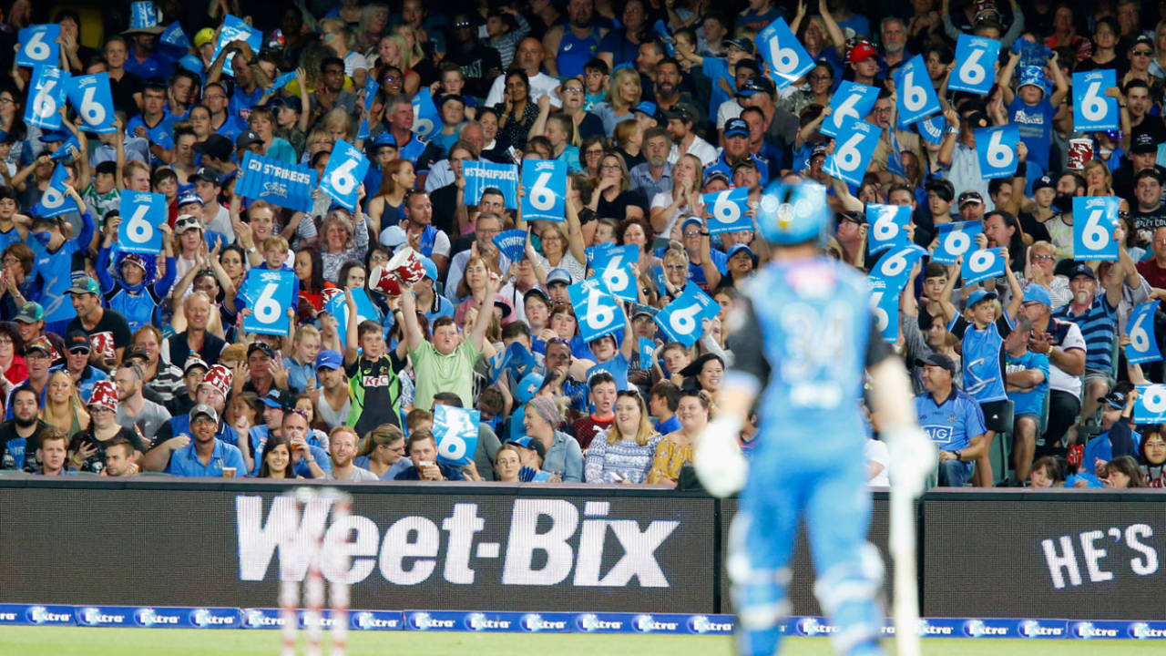 The Adelaide crowd salute a Travis Head six, Adelaide Strikers v Melbourne Renegades, BBL 2017-18, Adelaide, February 2, 2018