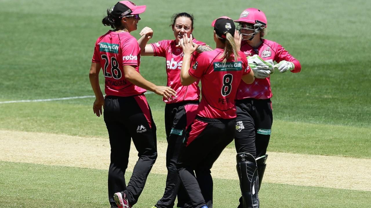 Sarah Coyte celebrates a wicket with team-mates, Perth Scorchers v Sydney Sixers, WBBL 2017-18, final, Adelaide, February 4, 2018