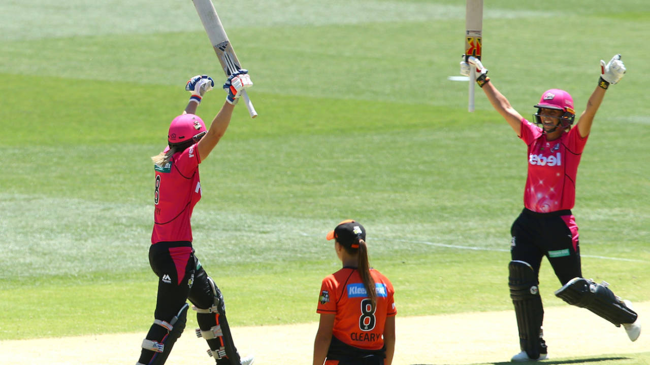 Ashleigh Gardner celebrates after Ellyse Perry hit the winning runs, Perth Scorchers v Sydney Sixers, WBBL 2017-18, final, Adelaide, February 4, 2018