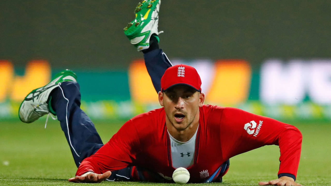 Alex Hales dropped a chance in the deep off Glenn Maxwell, Australia v England, 2nd match, T20 Tri-Series, Hobart, February 7, 2018