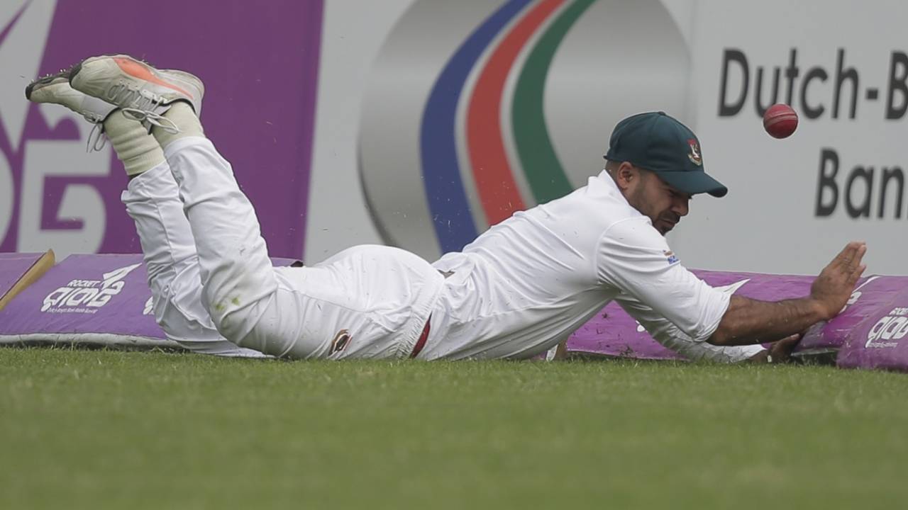 Substitute fielder Tanbir Hayder fails to stop a boundary, Bangladesh v Sri Lanka, 2nd Test, Mirpur, 2nd day, February 9, 2018