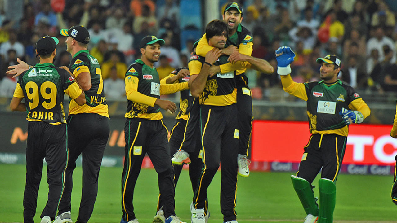 Mohammad Irfan is mobbed by his team-mates upon picking up a wicket, Peshawar Zalmi v Multan Sultans, PSL 2018, Dubai, February 22, 2018