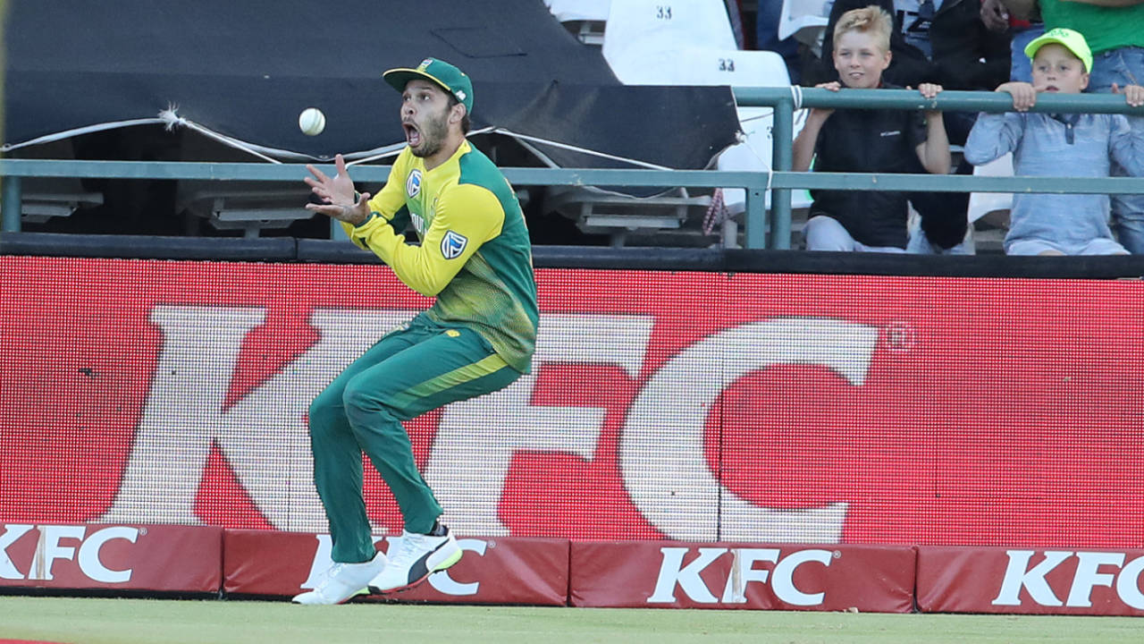 Farhaan Behardien settles underneath Suresh Raina's catch, South Africa v India, 3rd T20I, Cape Town, February 24, 2018
