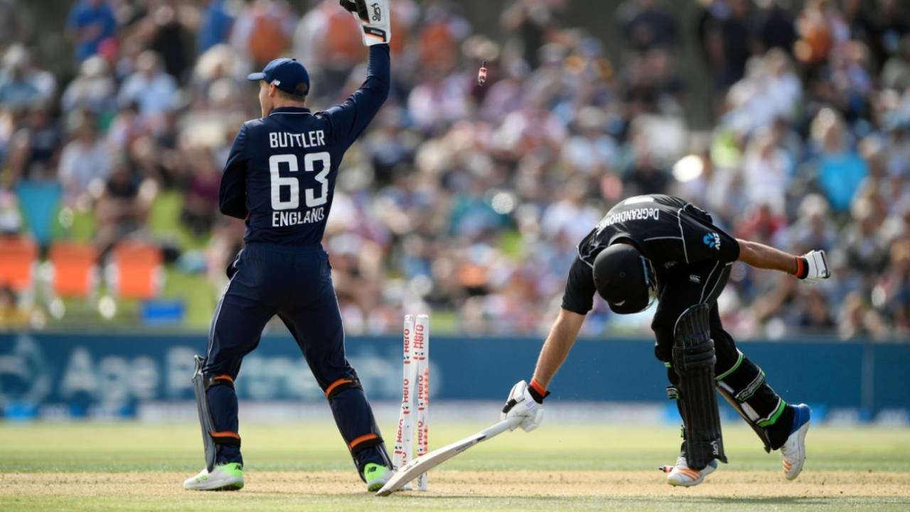 New Zealand lost four wickets to run-outs in their six-wicket loss to England in Mount Maunganui&nbsp;&nbsp;&bull;&nbsp;&nbsp;Getty Images