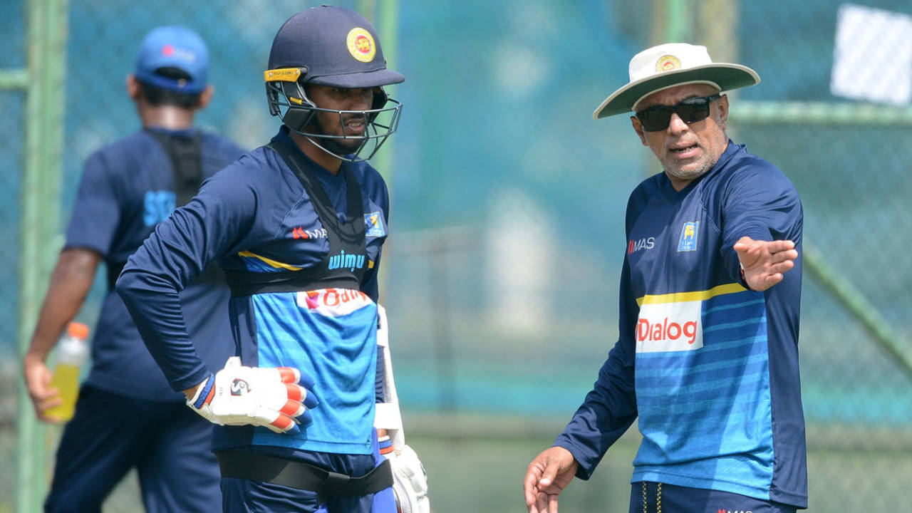 Chandika Hathurusingha talks to Dhananjaya de Silva in training, Colombo, March 5, 2018