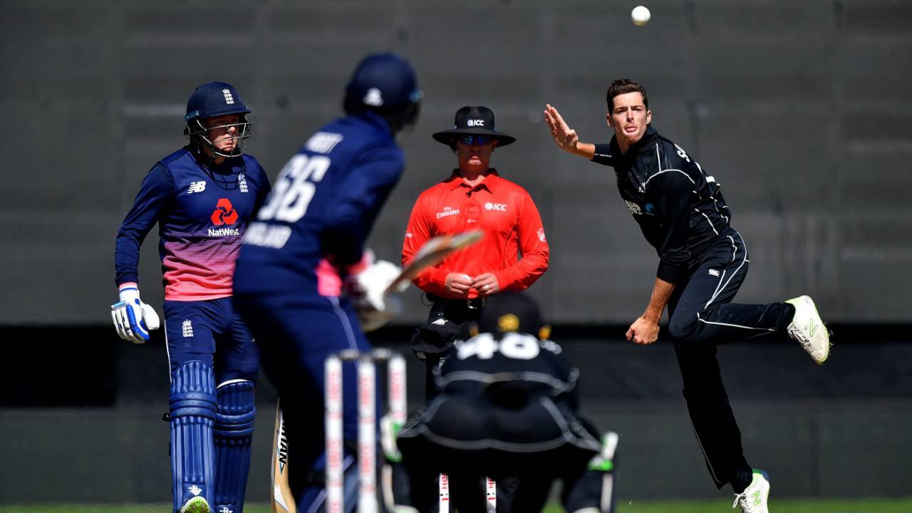 Mitchell Santner dangles one up to Joe Root, New Zealand v England, 4th ODI, Dunedin, March 7, 2018