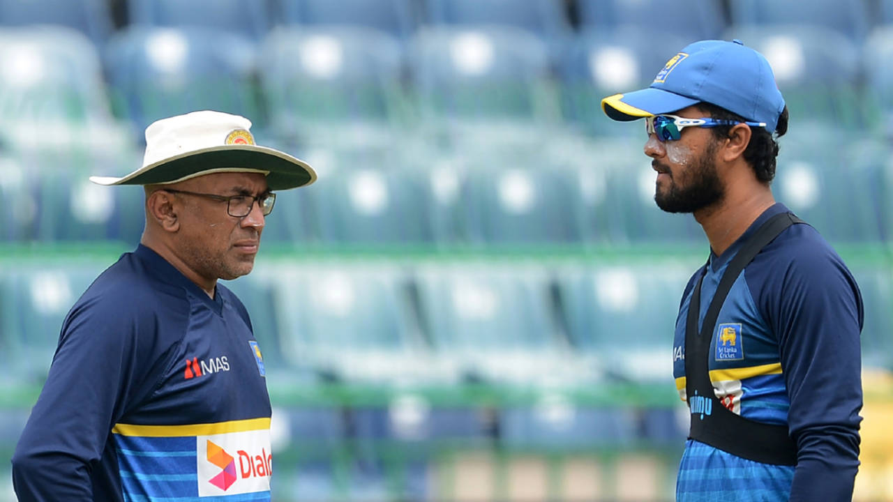 Chandika Hathurusingha speaks with Dinesh Chandimal during a practice session&nbsp;&nbsp;&bull;&nbsp;&nbsp;AFP/Getty Images