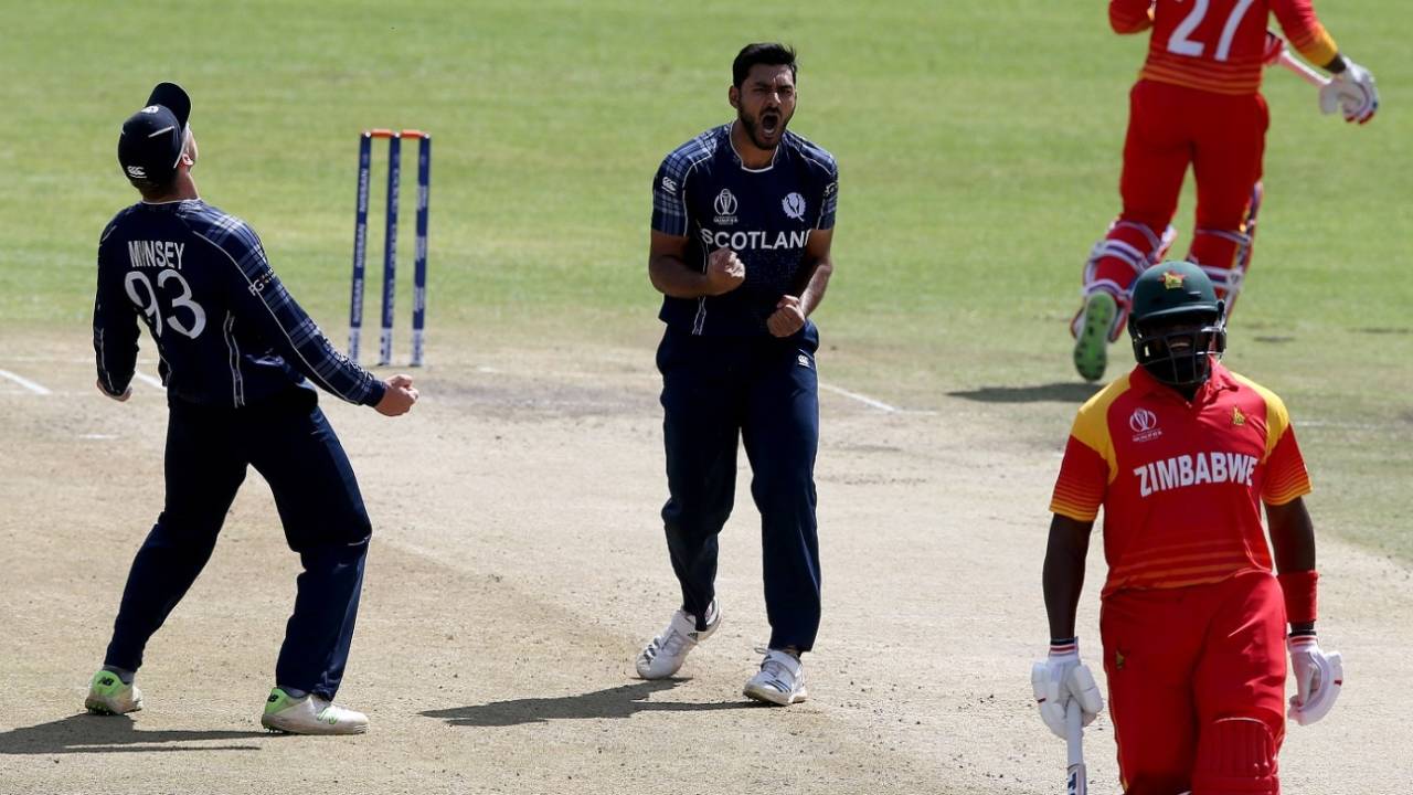 Safyaan Sharif celebrates Hamilton Masakadza's wicket&nbsp;&nbsp;&bull;&nbsp;&nbsp;Nigel Roddis - IDI
