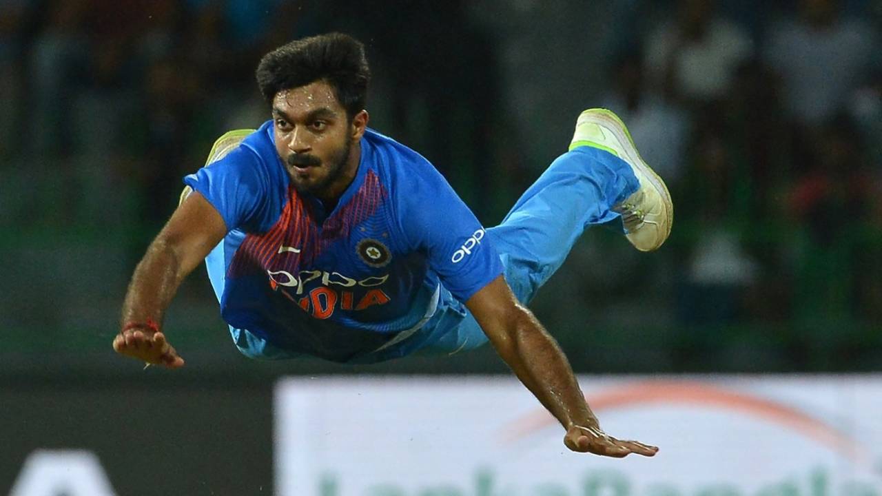 Vijay Shankar attempts a run out, Bangladesh v India, 5th match, Nidahas Twenty20 Tri-Series, Colombo, March 14, 2018