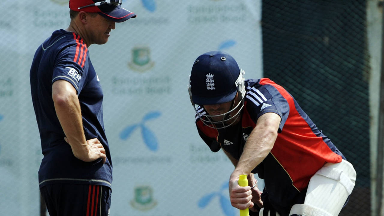 Andy Flower and Kevin Pietersen discuss tactics against the left-arm spin of Mohammad Isam&nbsp;&nbsp;&bull;&nbsp;&nbsp;Getty Images
