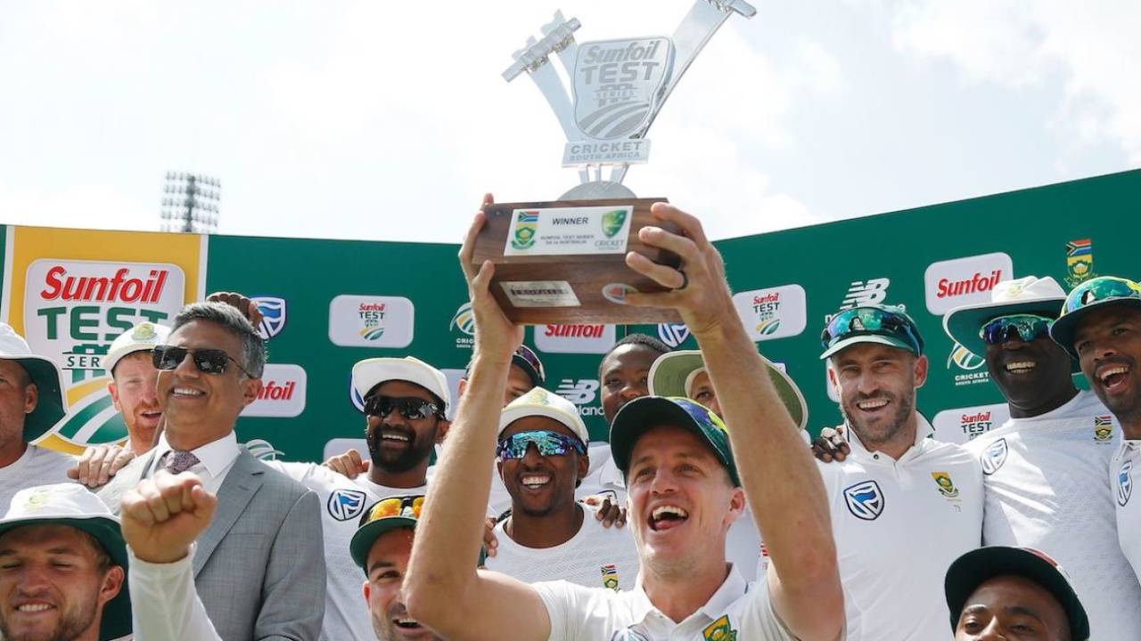 Morne Morkel holds the trophy aloft, South Africa v Australia, 4th Test, Johannesburg, April 3, 2018