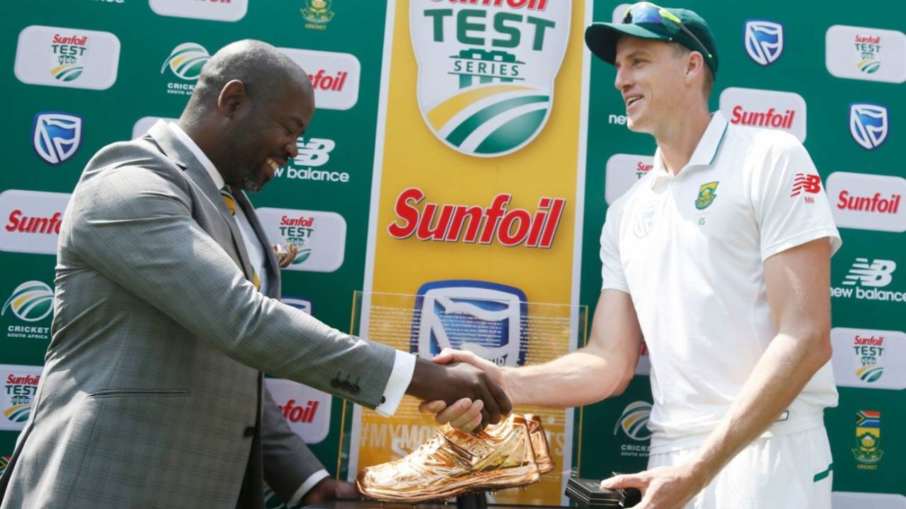 Morne Morkel accepts a special award from CSA acting chief executive Thabang Moroe after his last international Test&nbsp;&nbsp;&bull;&nbsp;&nbsp;AFP