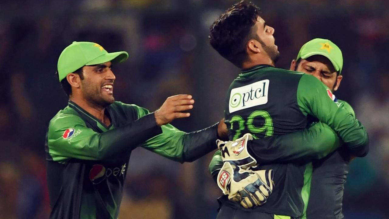 Shadab Khan celebrates the wicket of Marlon Samuels, Pakistan v West Indies, 3rd T20I, Karachi, April 3, 2018