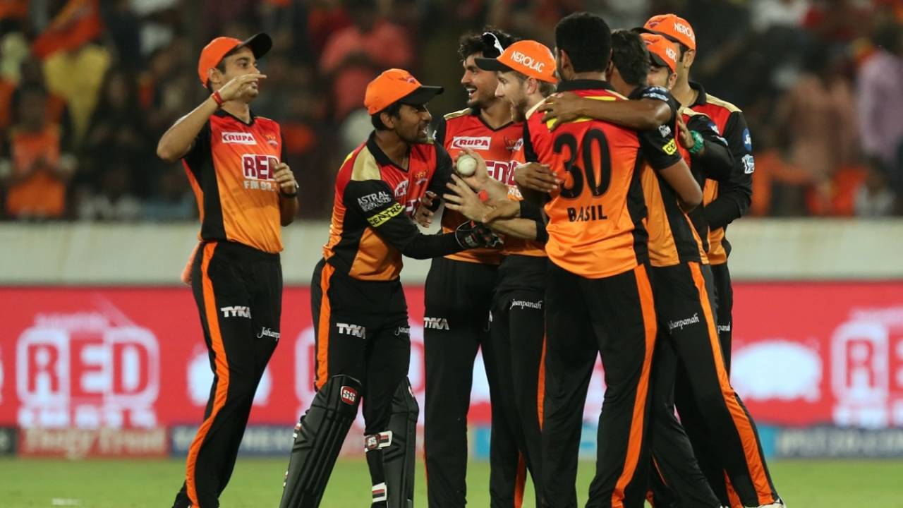 Sunrisers Hyderabad celebrate Manoj Tiwary's dismissal, Sunrisers Hyderabad v Kings XI Punjab, IPL 2018, Hyderabad, April 26, 2018