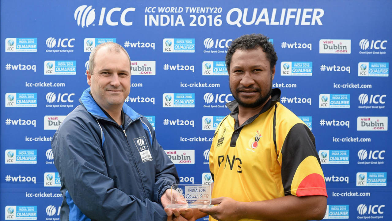 Assad Vala receives his Man-of-the-Match award from Geoff Allardice, the ICC
s general manager of cricket operations, PNG v Nepal, World T20 Qualifier, Malahide, 17 July 2015