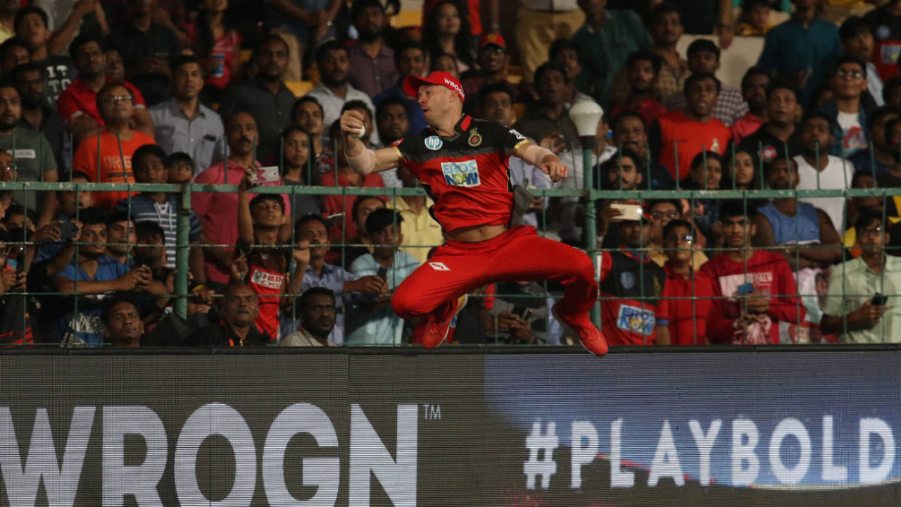 Spectators look on as AB de Villiers pouches the ball , Royal Challengers Bangalore v Sunrisers Hyderabad, IPL, Bengaluru, May 17, 2018