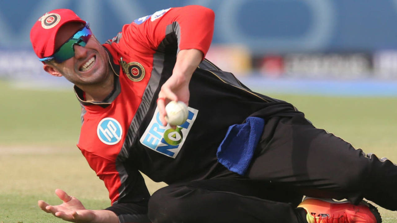 AB de Villiers pulls off a one-handed stop at extra cover, Rajasthan Royals v Royal Challengers Bangalore, IPL, Jaipur, May 19, 2018