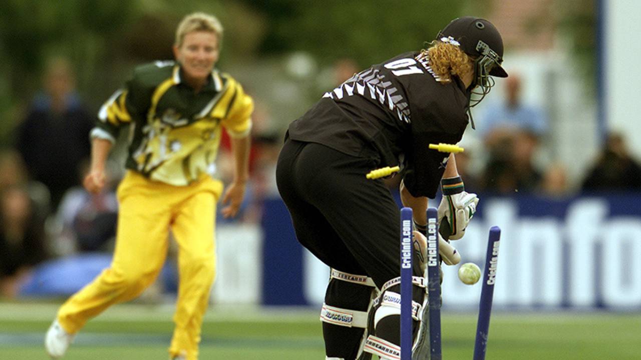 Cathryn Fitzpatrick bowls Katrina Keenan, New Zealand v Australia, women's World Cup final, December 23, 2000