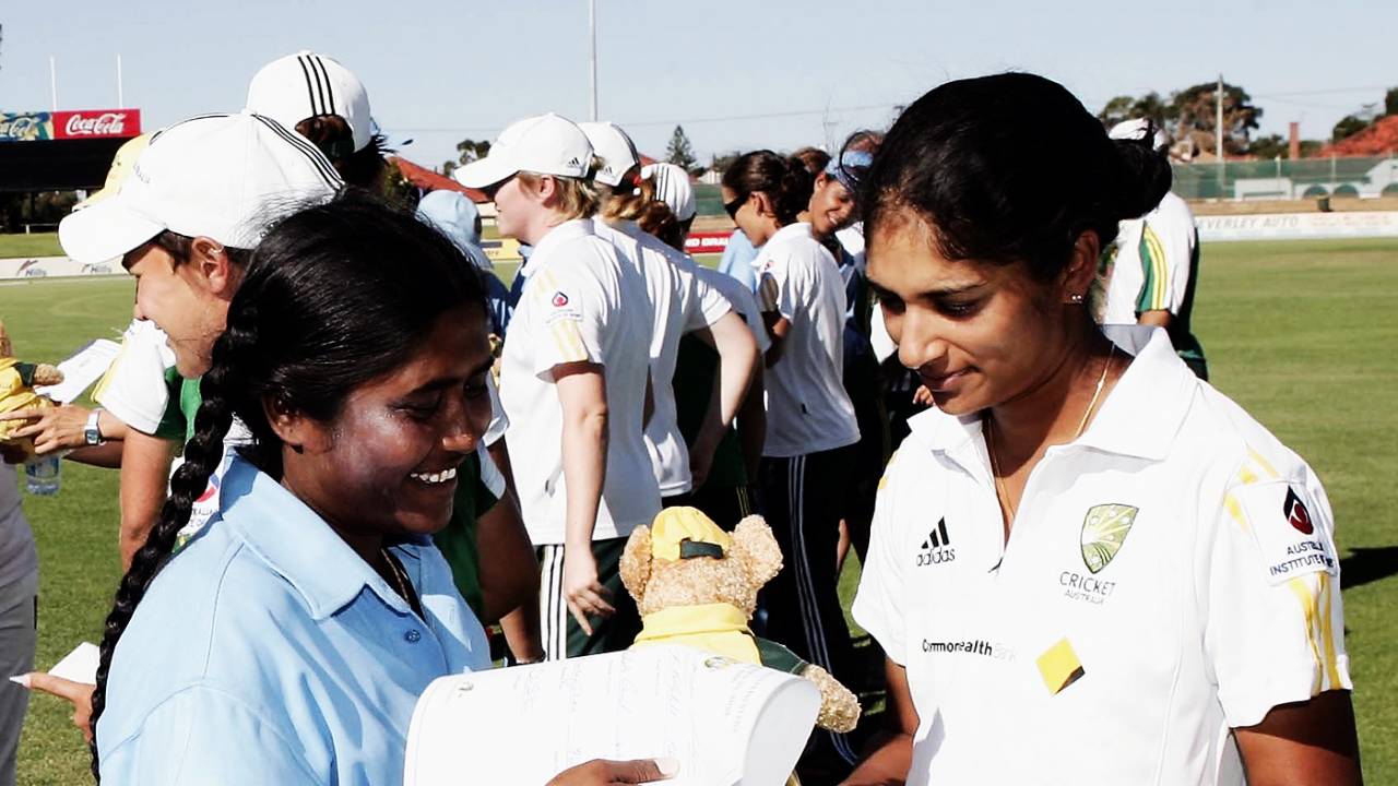 Lisa Sthalekar gives Neetu David a memento at the end of the match, Australia Women v India Women, 3rd ODI, Adelaide, February 28 2006