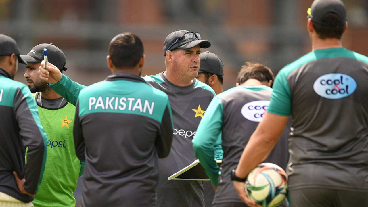 Mickey Arthur talks to the Pakistan squad ahead of the second Test, Headingley, May 31, 2018