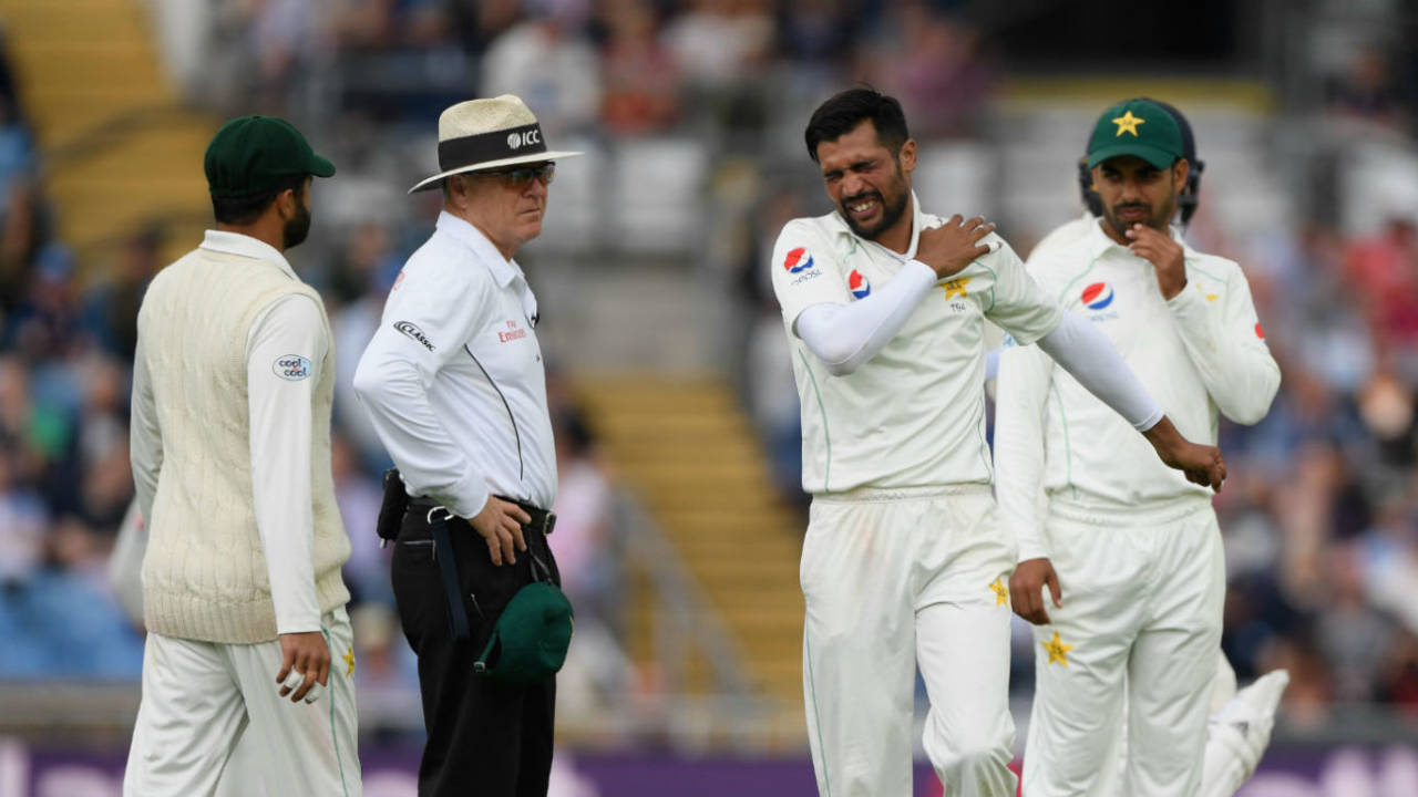 Mohammad Amir feels his shoulder after pulling up in pain, England v Pakistan, 2nd Test, Headingley, June 3, 2018&nbsp;&nbsp;&bull;&nbsp;&nbsp;Getty Images