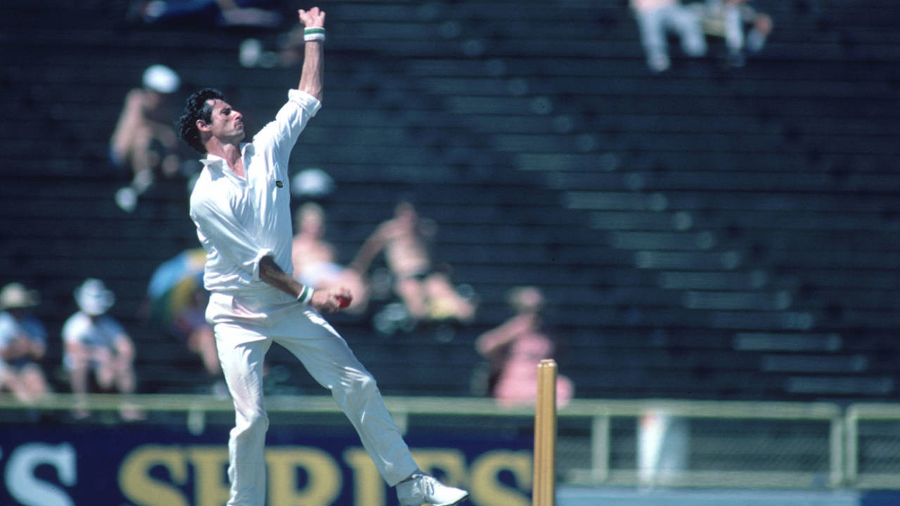 Richard Hadlee bowls, New Zealand v England, 3rd Test, Auckland, 3rd day, February 12, 1984