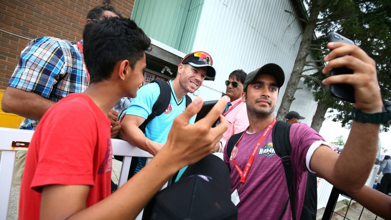 David Warner poses for a selfie with fans, Canada GLT20, July 2, 2018