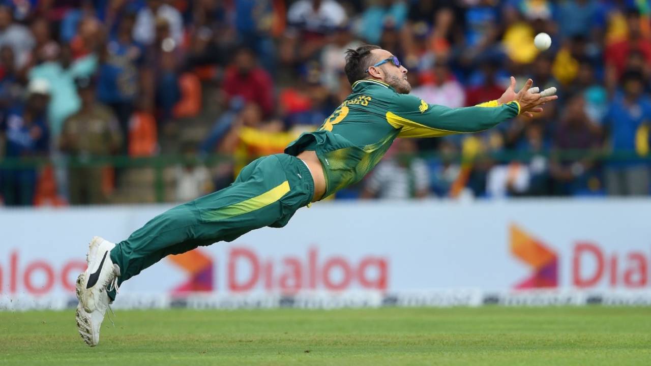 Faf du Plessis goes for a catch, Sri Lanka v South Africa, 3rd ODI, Pallekele, August 5, 2018