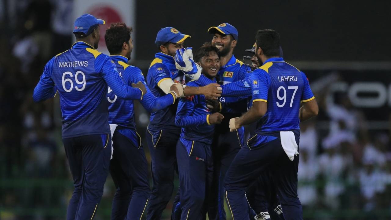 Akila Dananjaya is mobbed by his team-mates, Sri Lanka vs South Africa, 5th ODI, Colombo, August 12, 2018