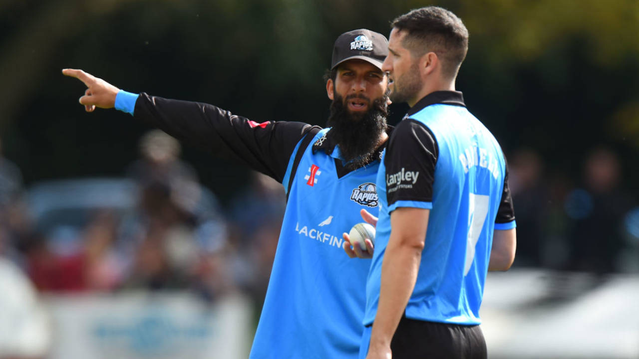 Moeen Ali in deliberations with Wayne Parnell during Worcestershire's win in the Vitality Blast quarter-finals&nbsp;&nbsp;&bull;&nbsp;&nbsp;Getty Images