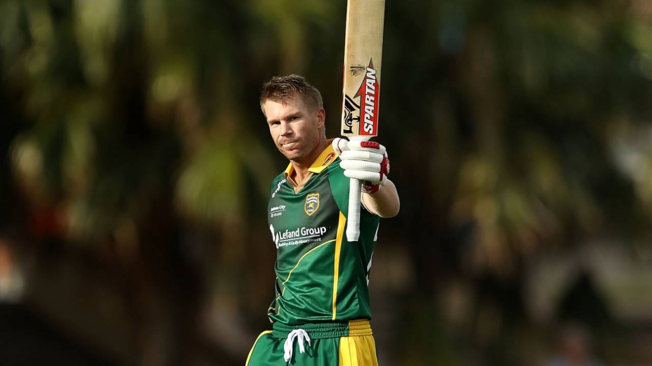 David Warner raises his bat after getting to a hundred, Sydney, September 22, 2018