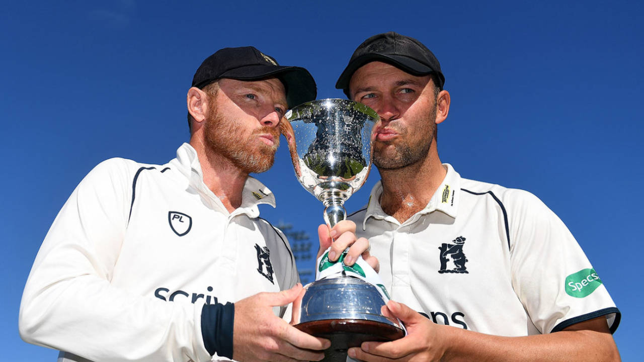 Ian Bell and Jonathan Trott with the Division Two trophy&nbsp;&nbsp;&bull;&nbsp;&nbsp;Getty Images