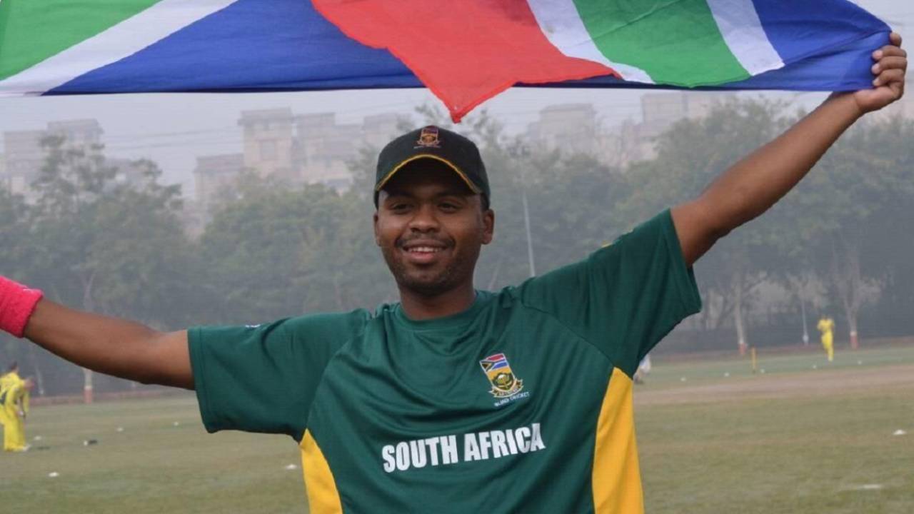 South African blind cricketer Ferdi Boer holds the flag aloft, October 10, 2018
