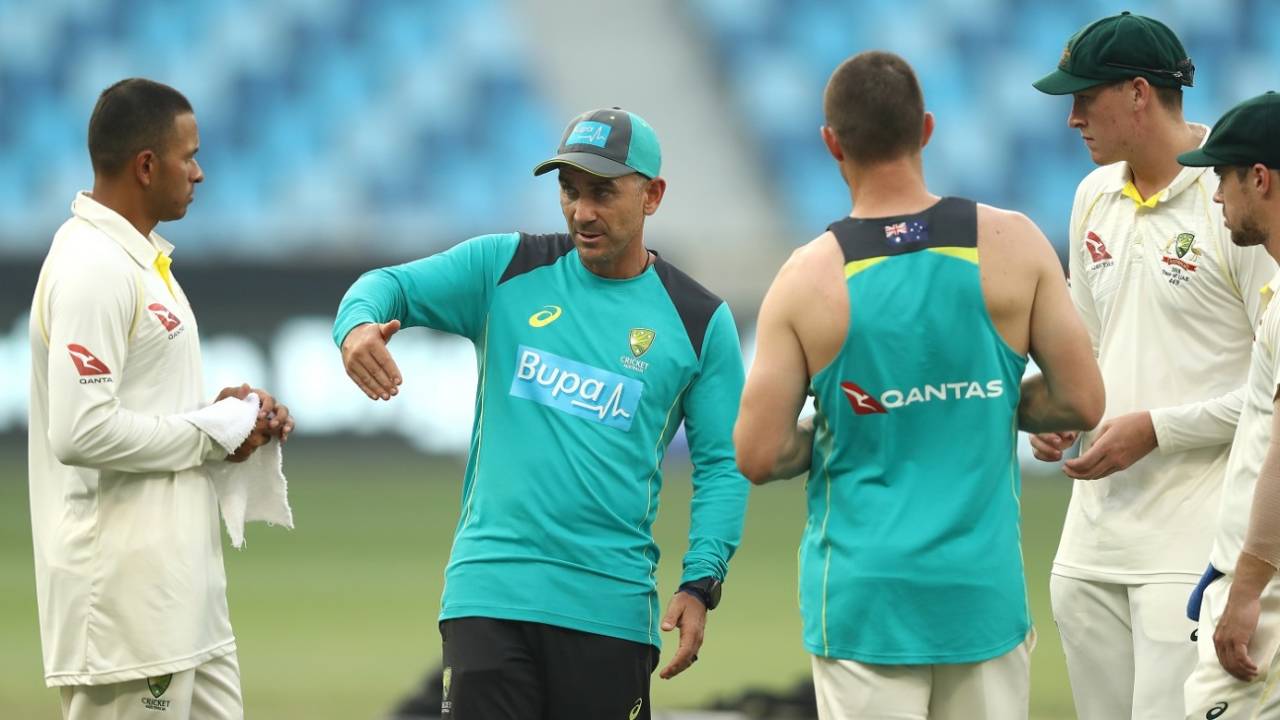 Justin Langer has a discussion with left-handers in the Australia line-up&nbsp;&nbsp;&bull;&nbsp;&nbsp;Getty Images