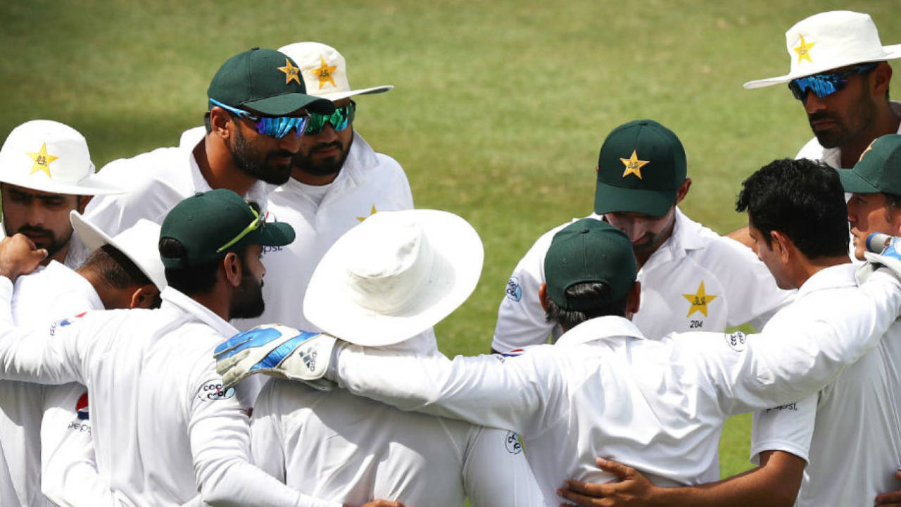 Sarfraz Ahmed calls his team into a huddle after they set Australia a daunting target&nbsp;&nbsp;&bull;&nbsp;&nbsp;Getty Images