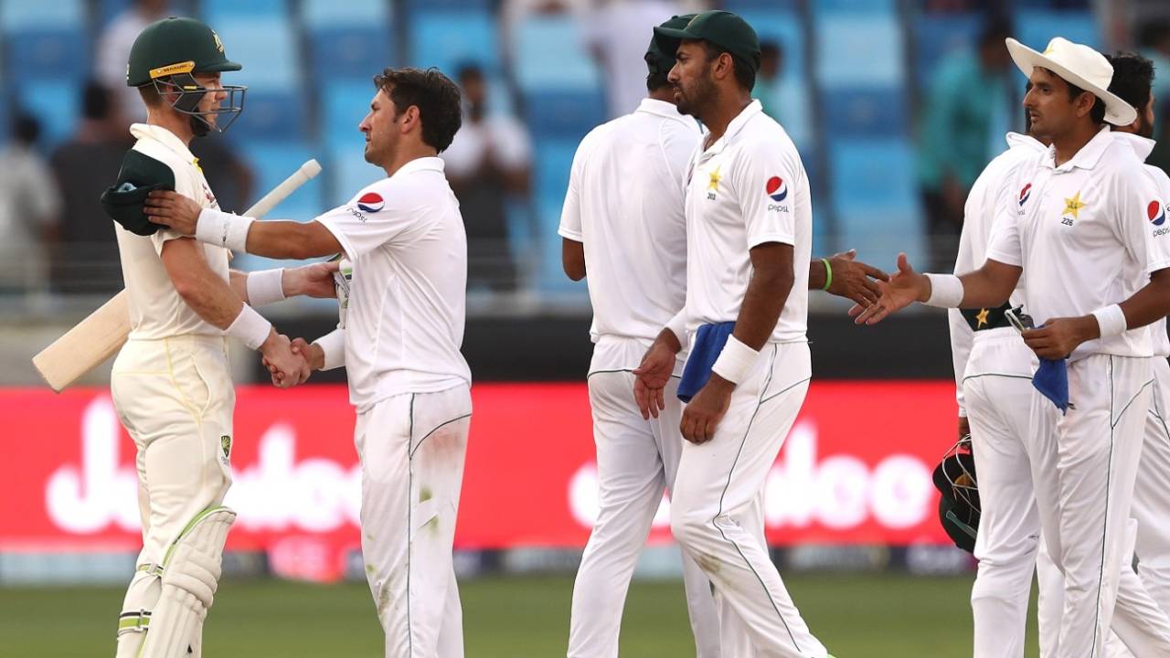 The two teams shake hands after an epic draw, Pakistan v Australia, 1st Test, Dubai, 5th day, October 11, 2018