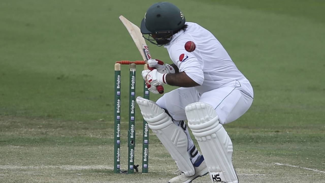 Sarfraz Ahmed fails to duck under a delivery, Pakistan v Australia, 2nd Test, Abu Dhabi, 3rd day, October 18, 2018