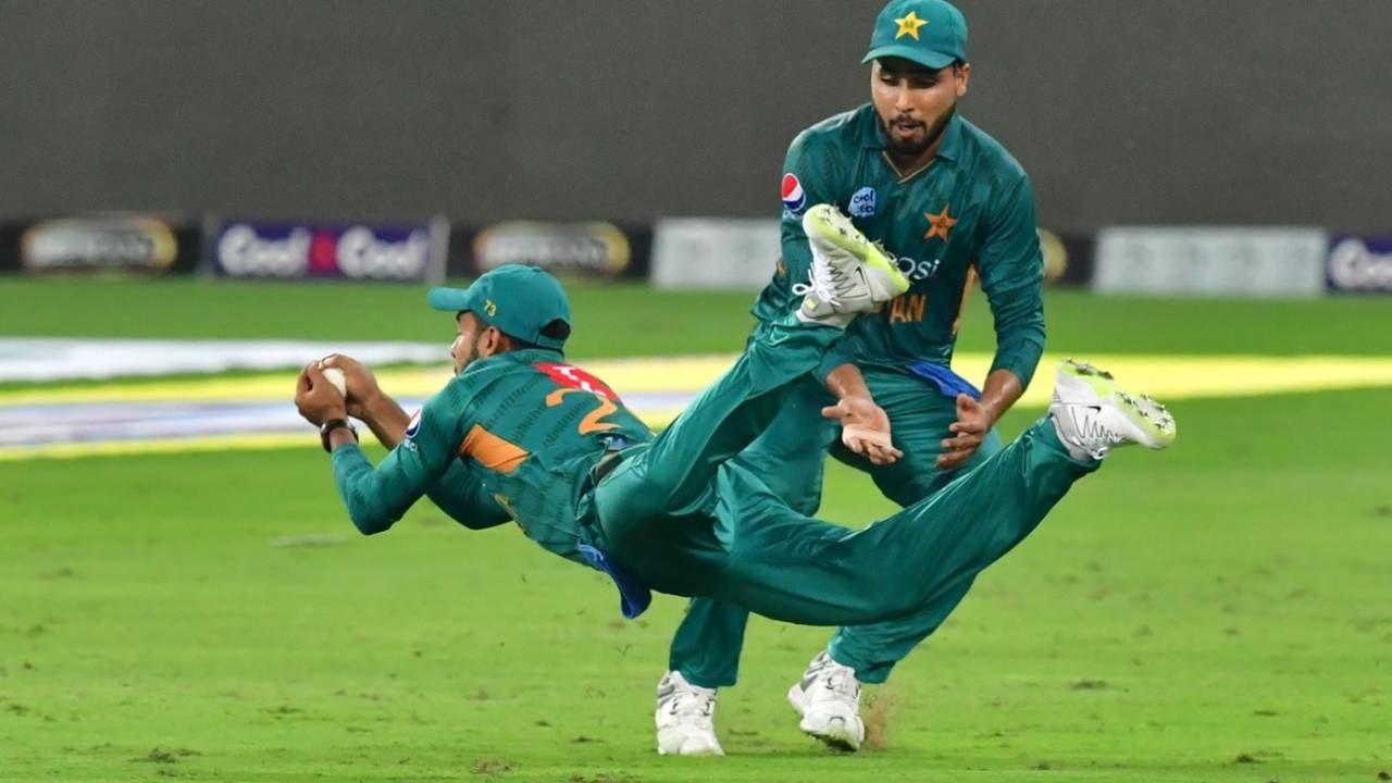 Shadab Khan takes a screamer, Pakistan v Australia, 2nd ODI, Dubai, October 26, 2018