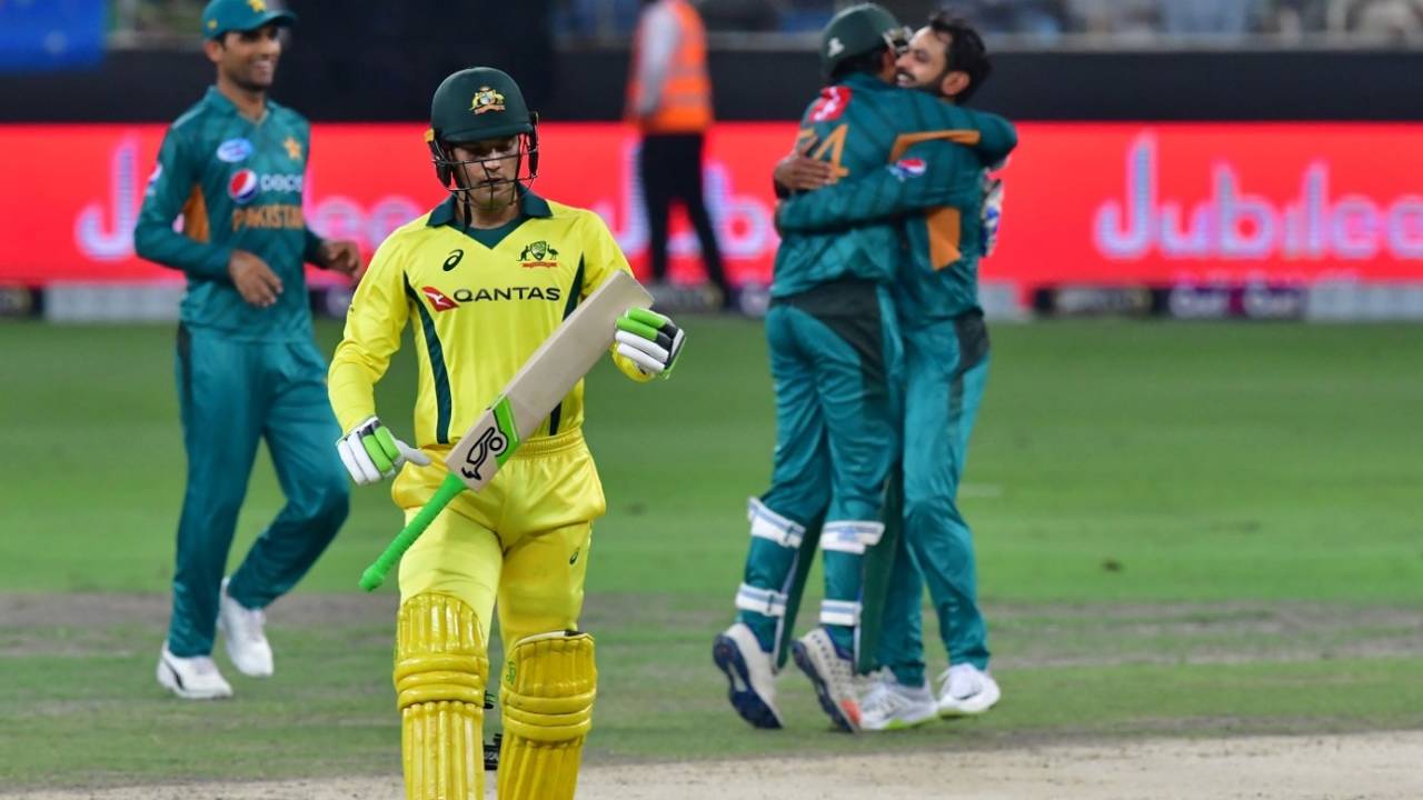 Alex Carey walks back as Mohammad Hafeez and Sarfraz Ahmed celebrate, Pakistan v Australia, 2nd T20I, Dubai, October 26, 2018