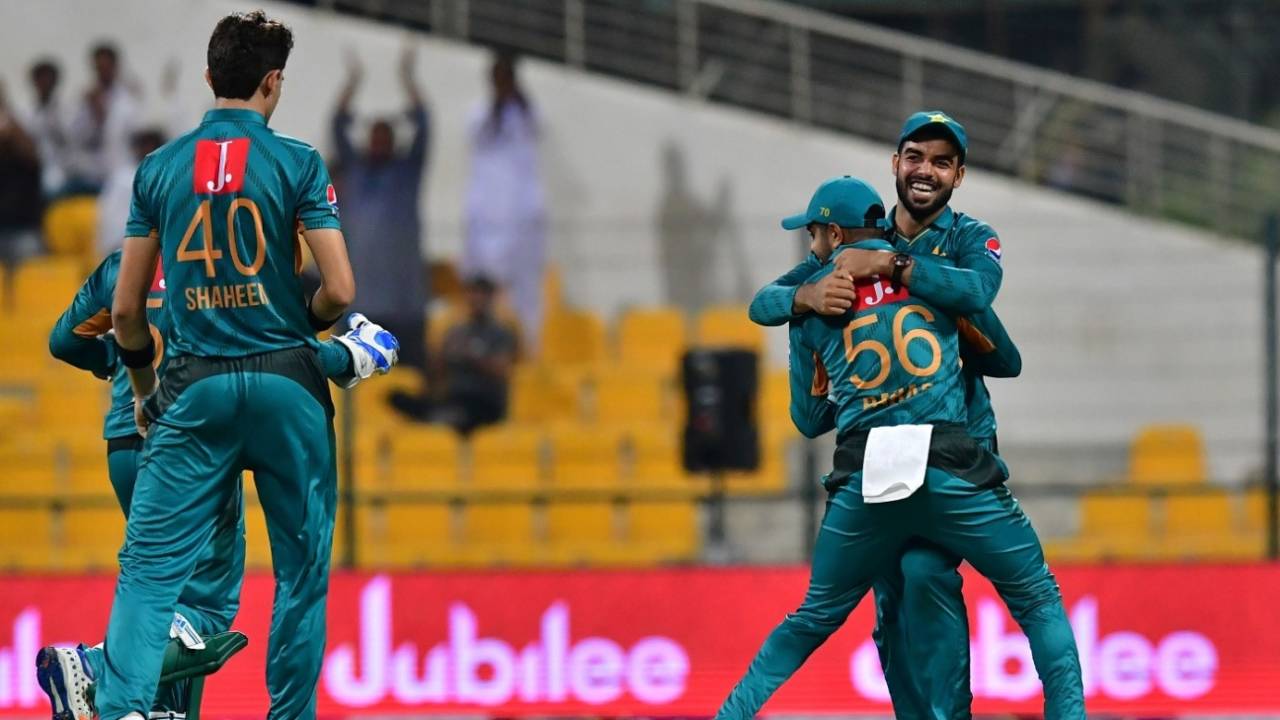 Pakistan's players get together to celebrate a wicket, Pakistan v New Zealand, 1st T20I, Abu Dhabi, October 31, 2018